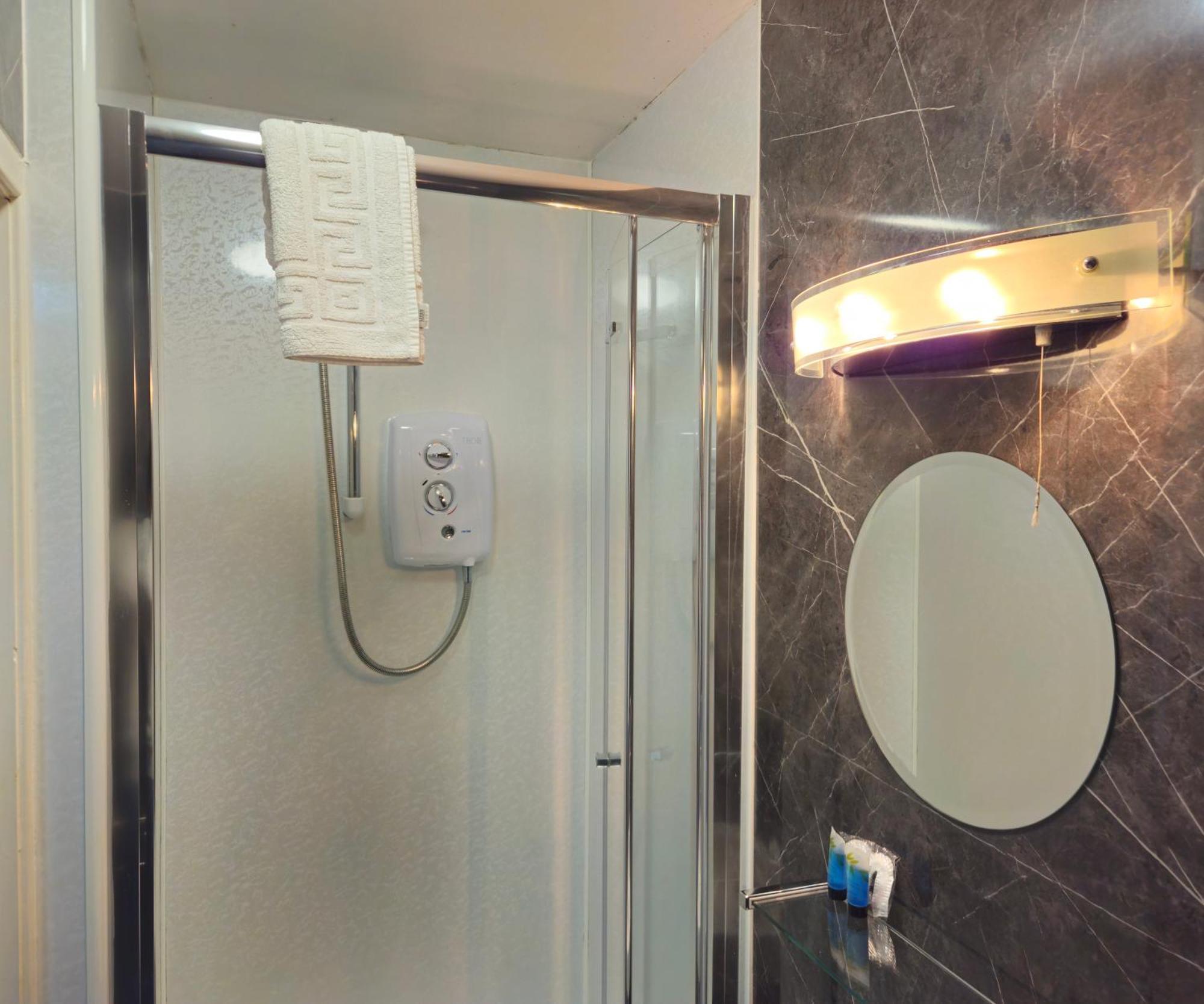 The County Hotel - Self Check-In, Ultra Fast Wi-Fi, Free Parking, Central Location 셀커크 외부 사진